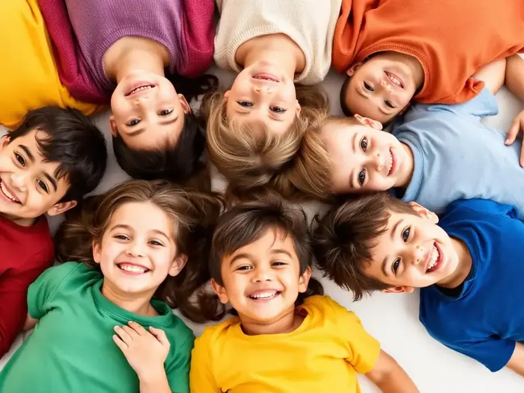 Niños sonriendo tras su revisión dental en la Clínica Dental Infantil de Toledo